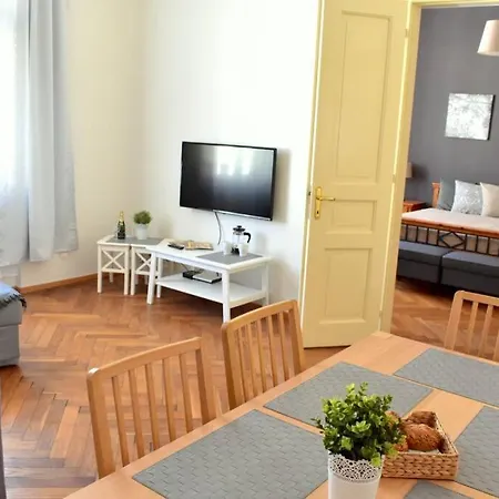 Airstay : Deluxe Old Town *