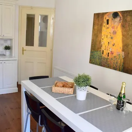 Airstay : Deluxe Old Town Appartement *