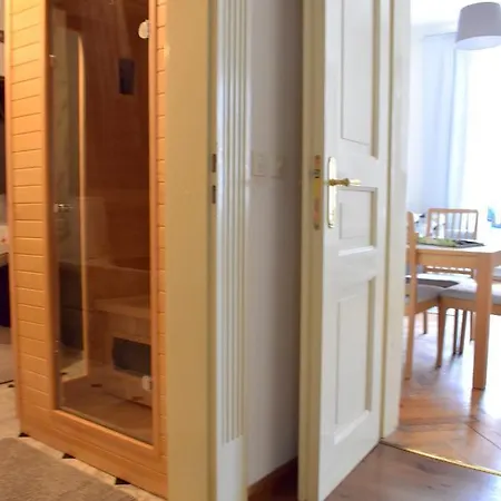 Airstay : Deluxe Old Town Apartment