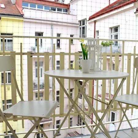 Airstay : Deluxe Old Town Apartment